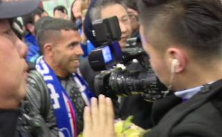 Carlos Tevez fue recibido en China por multitud que lo ovacionó