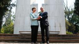 Chile: Hollande rinde homenaje a Allende en Santiago