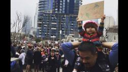 La pequeña activista que enterneció a miles con singular cartel