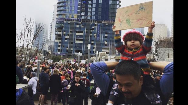 La pequeña activista que enterneció a miles con singular cartel