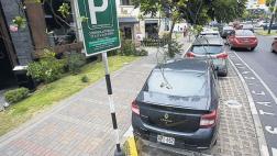 Cuestionan remolque de autos en dos vías de San Isidro
