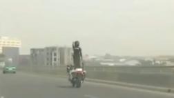 Policía bailarín: Este oficial dio un espectáculo desde su moto