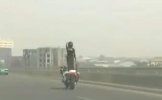 Policía bailarín: Este oficial dio un espectáculo desde su moto