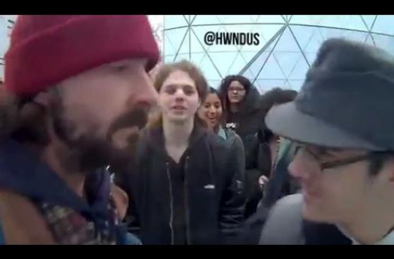 Shia LaBeouf estalla de ira en manifestación contra Trump