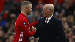 Wayne Rooney recibió homenaje de Bobby Charlton en Old Trafford