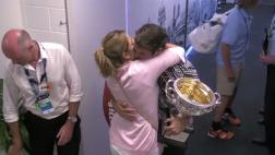 El emotivo abrazo entre Federer y su esposa tras vencer a Nadal