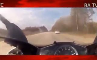 Una moto intentó alcanzar a un Mercedes-Benz a 300 km/h [VIDEO]