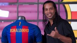 Ronaldinho fue presentado en Barcelona como nuevo embajador