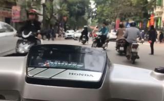 No creerás lo difícil que es manejar una moto en Vietnam