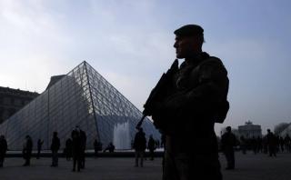 Ataque en Museo de Louvre: Terrorista llegó a París hace 8 días