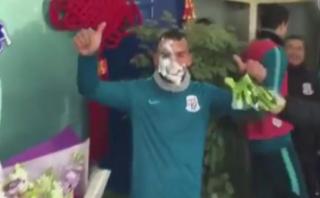Carlos Tevez recibió cumpleaños en China con tortazo en la cara
