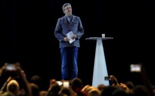 Candidato francés usa holograma para que lo represente en mitin
