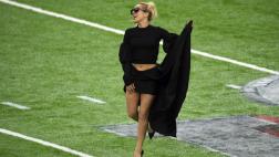 Vestido de Lady Gaga le juega mala pasada durante presentación