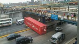 Caos en Evitamiento por choque de container en puente Balta