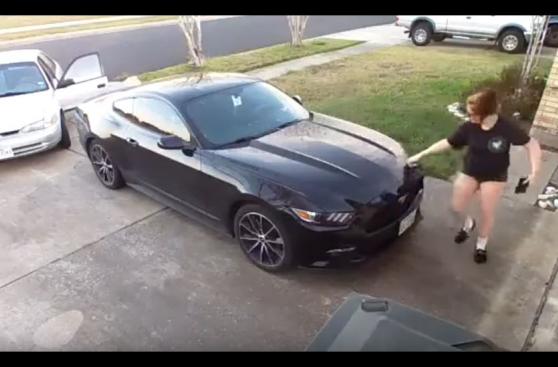 Ford Mustang: Policía busca a mujer que rayó el icónico auto