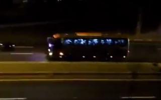 El paso del bus de Atlético Tucumán a 130 km/h [VIDEO]