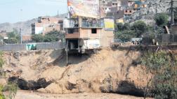 Unas 10 casas de Campoy a punto de caer al río Rímac