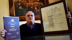 Él es el hombre con más títulos profesionales en el mundo