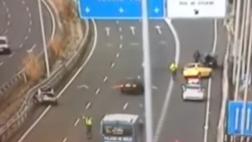 Se salva al esquivar un carro mientras dirigía el tránsito
