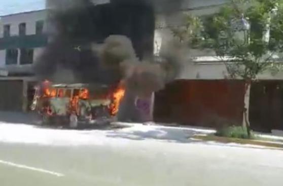 Combi se incendió mientras circulaba por la Av. Canadá