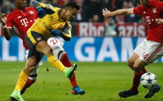 Arsenal: Alexis Sánchez erró penal pero anotó tras dos intentos