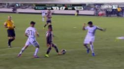 Christian Cueva: genial asistencia tras superar a tres rivales