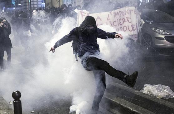 Francia: París se levanta contra la brutalidad policial