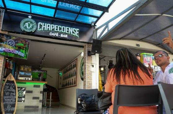 Chapecoense: el bar que se abrió en Medellín en honor al equipo