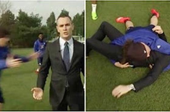 Chelsea: David Luiz 'tacleó' a periodista de televisión en vivo