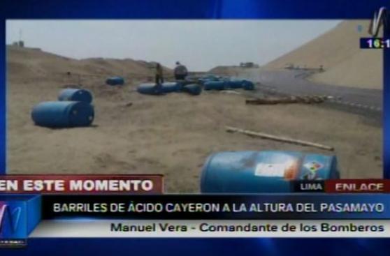 Camión dejó caer barriles de ácido a la altura de Pasamayo