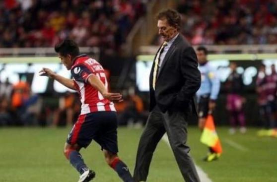 La Volpe fue expulsado por ingresar al campo y cortar un ataque