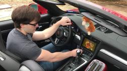 Usa el volante y pedales para jugar 'Doom' en su Porsche 911