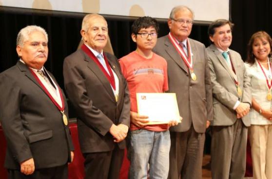 UNI: distinguen a postulante de 15 años que ocupó primer puesto
