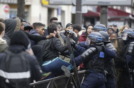 Francia: Marcha contra violencia policial termina en disturbios