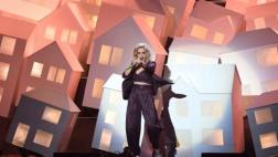 Bailarín de Katy Perry se cayó en show en los Brit Awards 2017