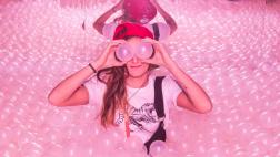 Un bar con mucha actitud y una piscina de pelotas