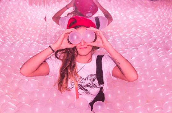 Un bar con mucha actitud y una piscina de pelotas