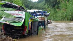Junín: 26 heridos tras caída de bus a río
