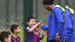 Ronaldinho cautivó a niños en China y así lo saludaron (VIDEO)
