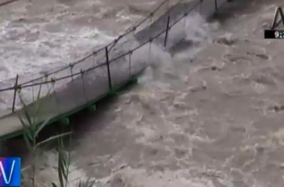 Puente colgante de Lunahuaná colapsó por crecida de río Cañete