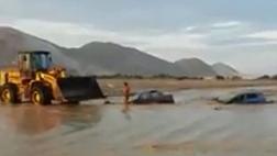 La Libertad: río arrastra 3 carros y moto en vía hacia Puémape