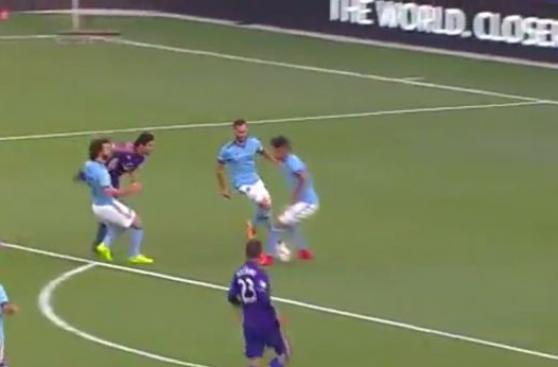Callens cortó pase gol de Kaká y brasileño terminó lesionado