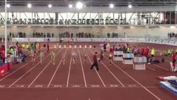 Distraído juez cruza en plena prueba de atletismo