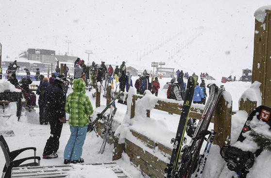 Francia: Espectacular avalancha en pista de esquí de los Alpes
