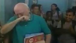 La emocionante ovación a profesor que se retira tras 31 años