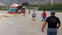 Bus con escolares y padres se salva de ser arrastrado por río
