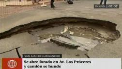 SJL: camión quedó atrapado en enorme forado en Av. Los Próceres