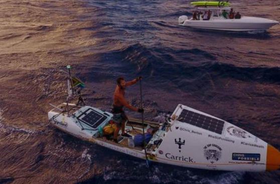 Viajero cruzó el Océano Atlántico solo con un remo y una tabla