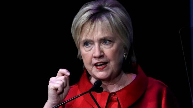 El nuevo cerquillo de Hillary Clinton causa sensación en redes