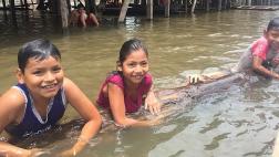Loreto: niños de Belén limpian el río Itaya en canoas